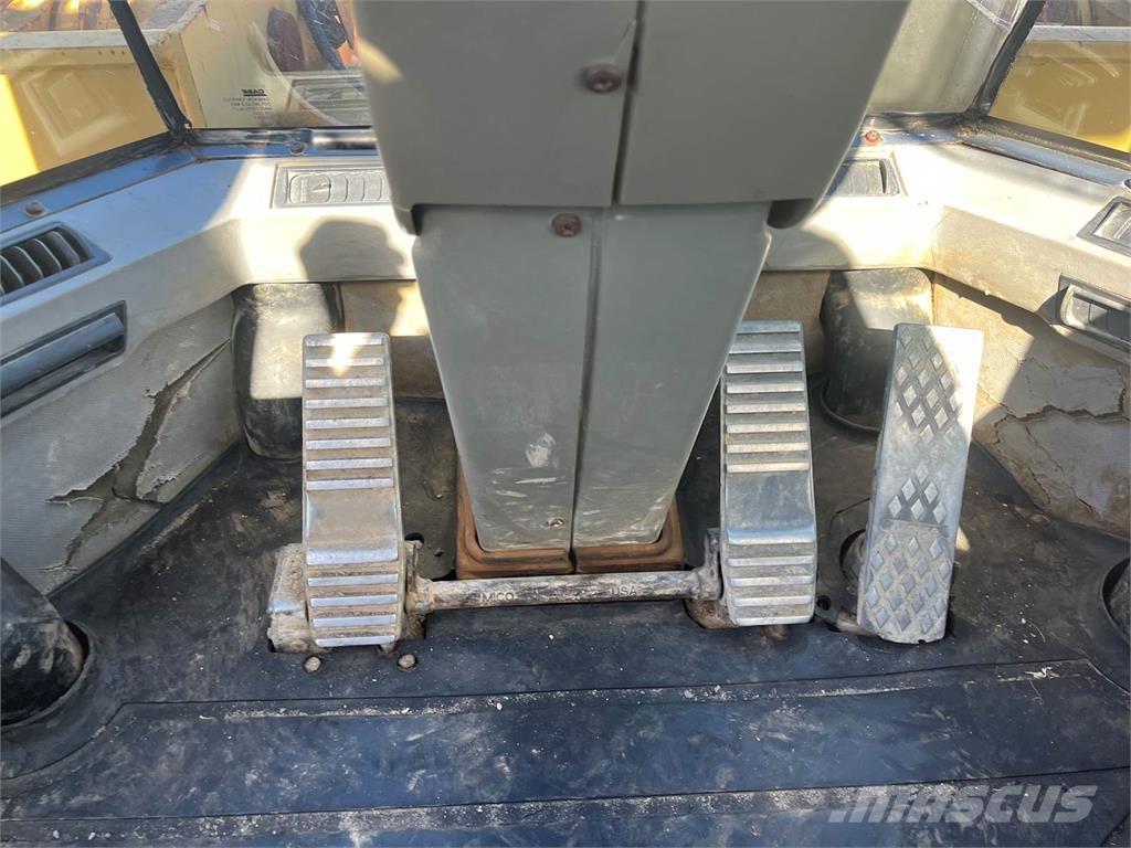 CASE 821C Kolesni nakladalci