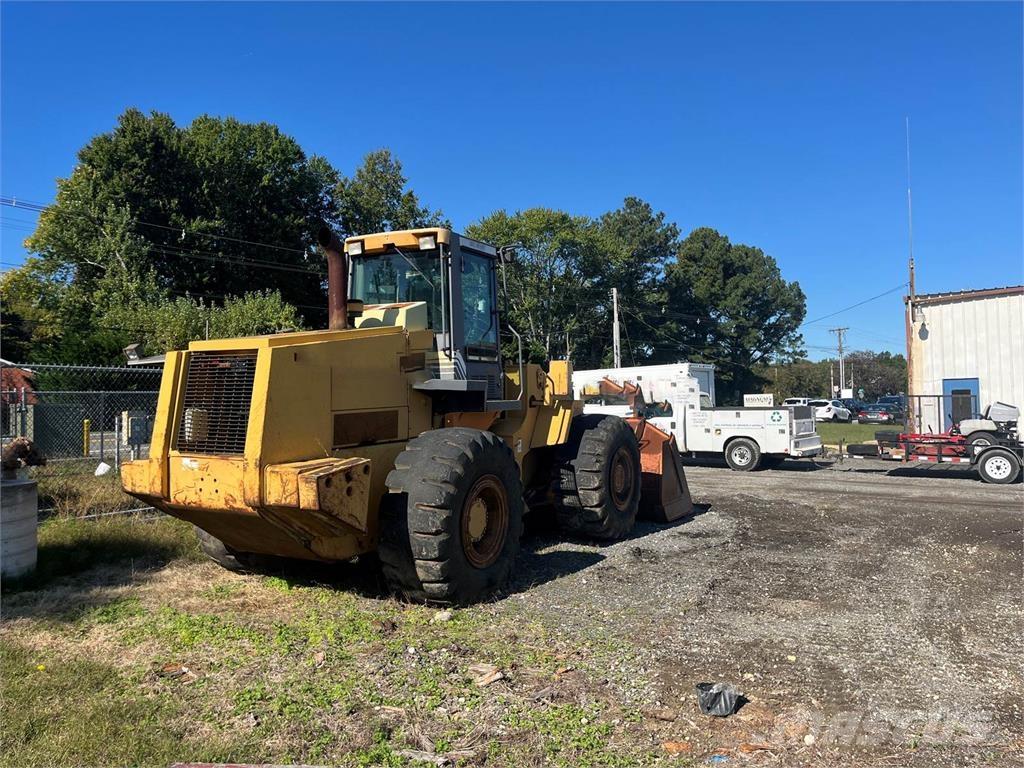 CASE 821C Kolesni nakladalci