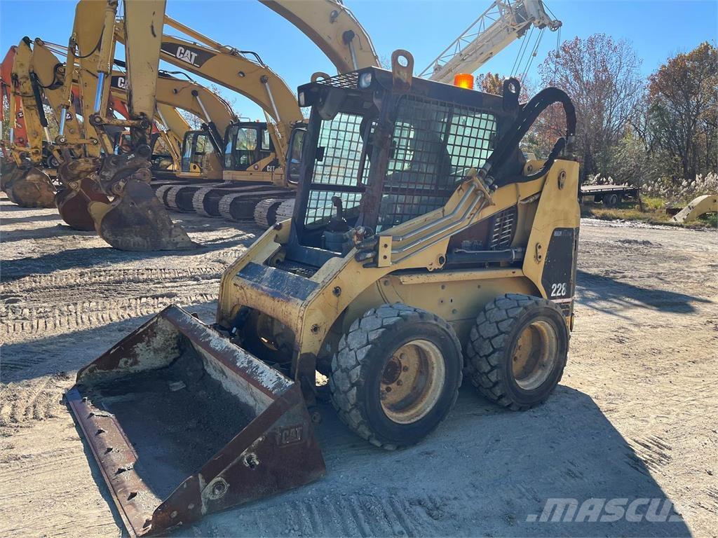 CAT 228 Skid steer mini nakladalci