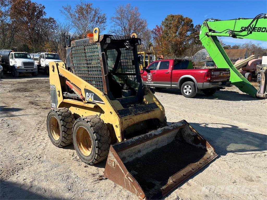 CAT 228 Skid steer mini nakladalci