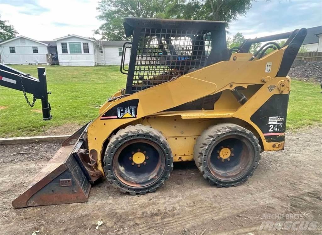 CAT 242 Skid steer mini nakladalci
