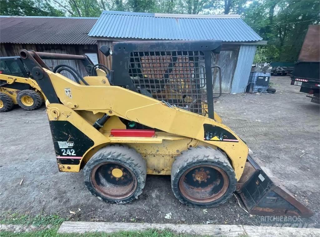CAT 242 Skid steer mini nakladalci