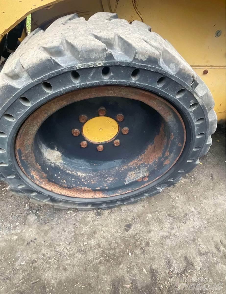 CAT 242 Skid steer mini nakladalci