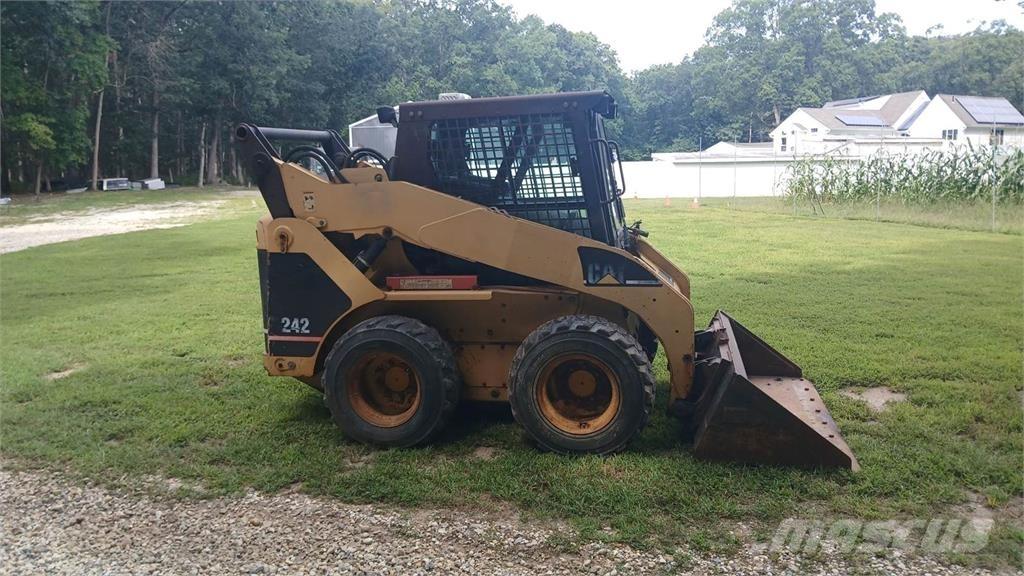 CAT 242 Skid steer mini nakladalci