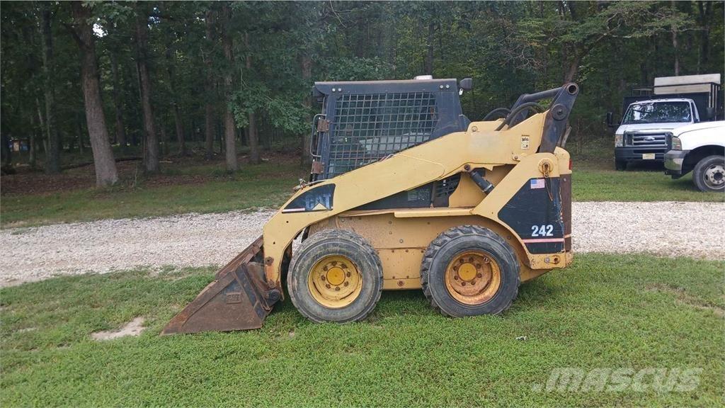 CAT 242 Skid steer mini nakladalci