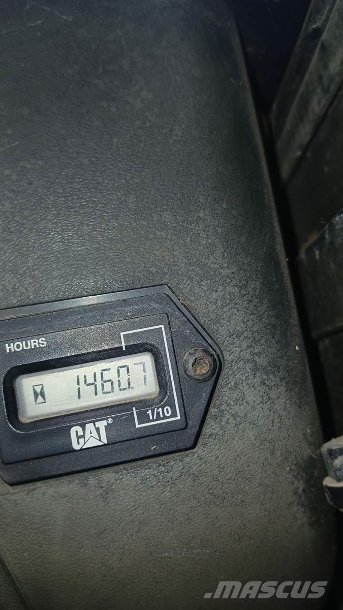 CAT 242 Skid steer mini nakladalci