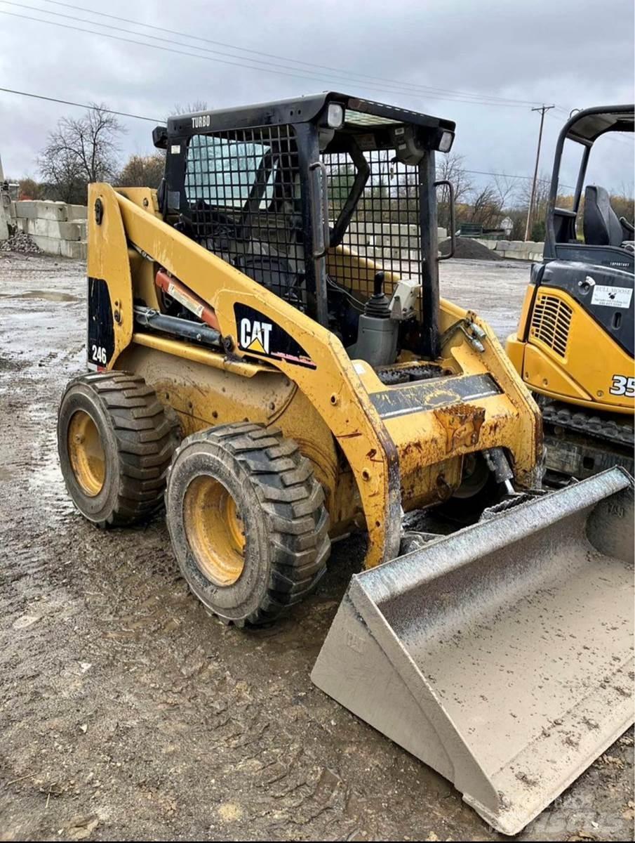 CAT 246 Skid steer mini nakladalci