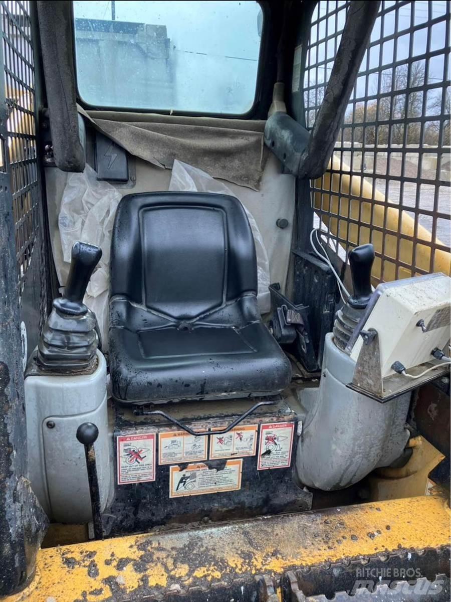 CAT 246 Skid steer mini nakladalci