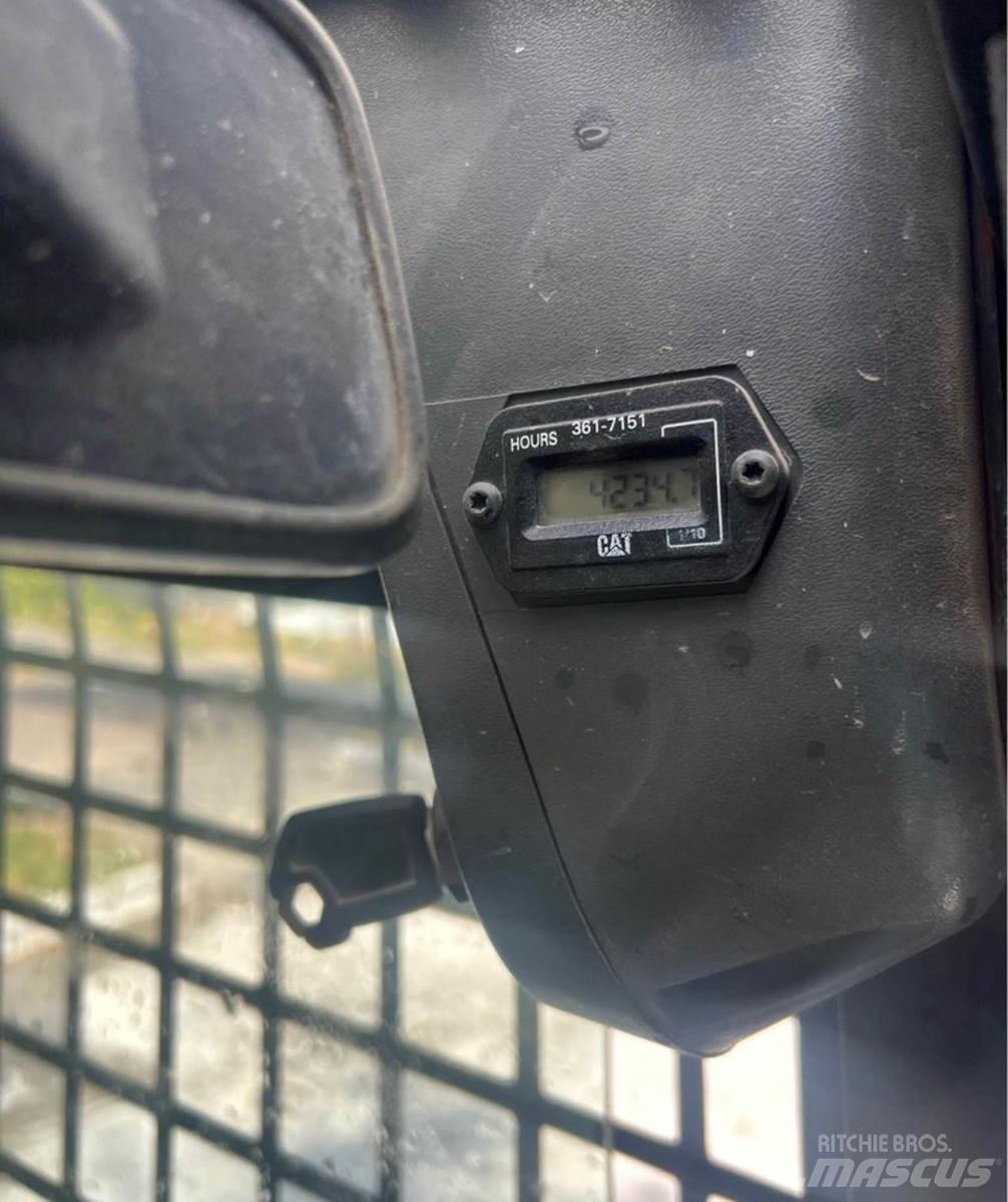 CAT 259B3 Skid steer mini nakladalci