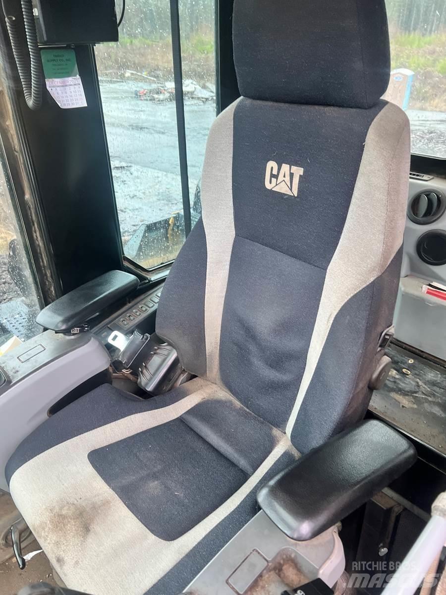 CAT 558LL Nakladalci za les