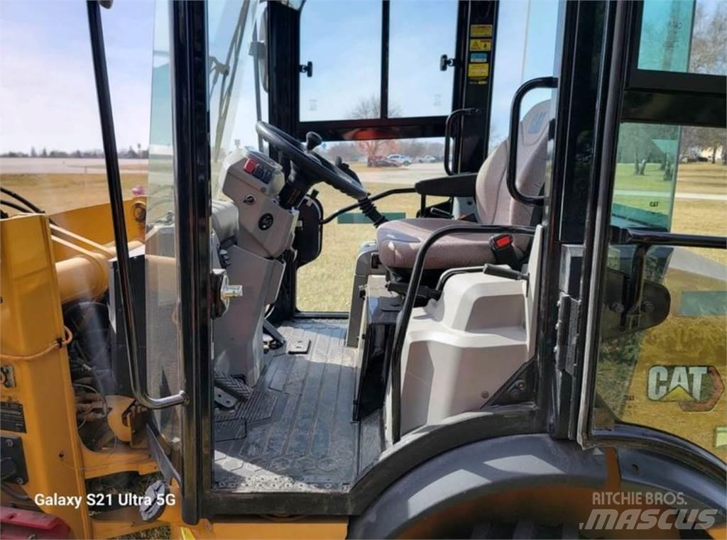 CAT 903D Kolesni nakladalci