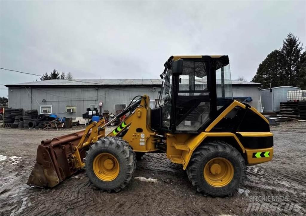 CAT 906 Kolesni nakladalci