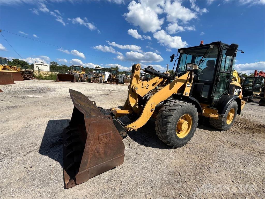 CAT 906 Kolesni nakladalci