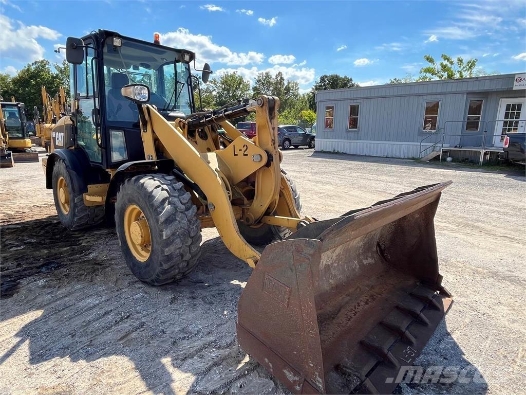 CAT 906 Kolesni nakladalci
