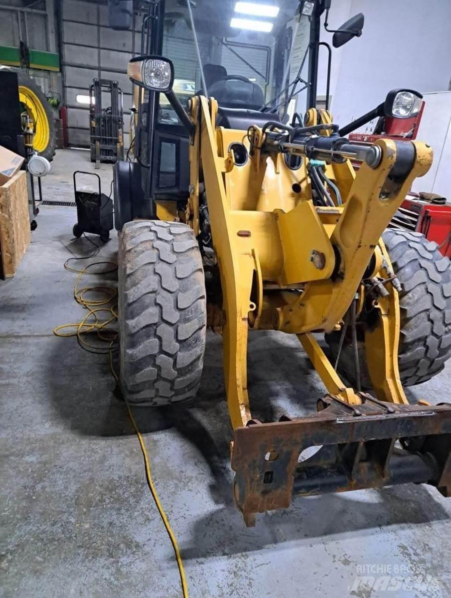 CAT 906H Kolesni nakladalci