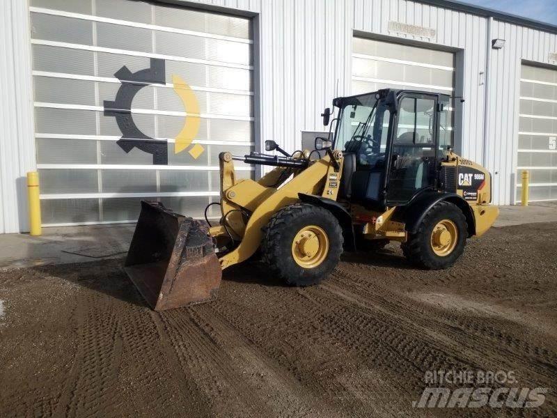 CAT 906M Kolesni nakladalci