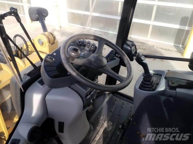 CAT 906M Kolesni nakladalci