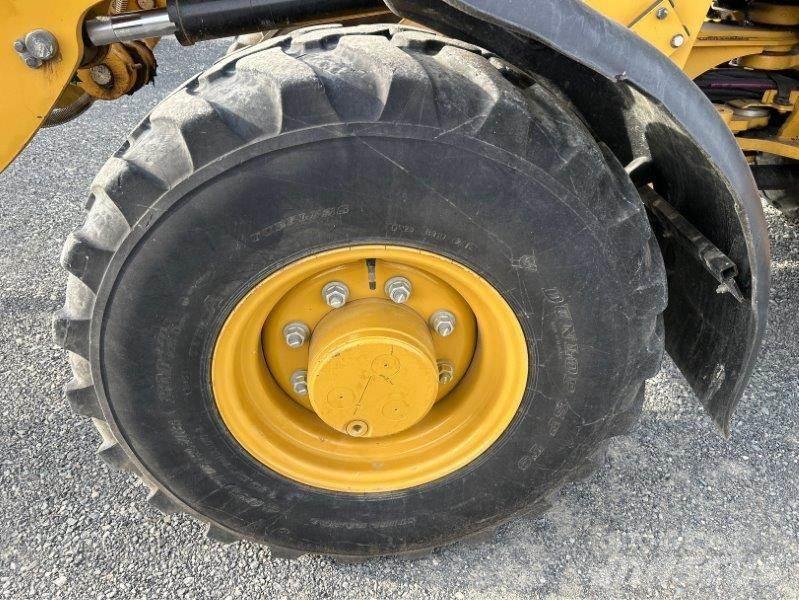 CAT 906M Kolesni nakladalci