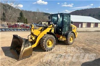 CAT 906M Kolesni nakladalci