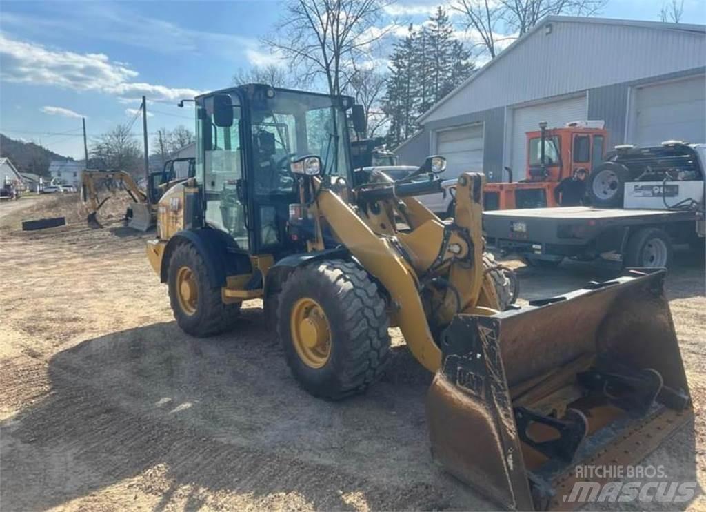 CAT 906M Kolesni nakladalci