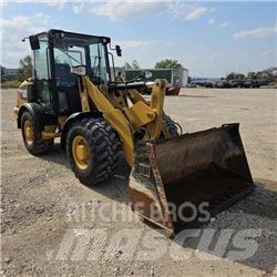 CAT 906M Kolesni nakladalci