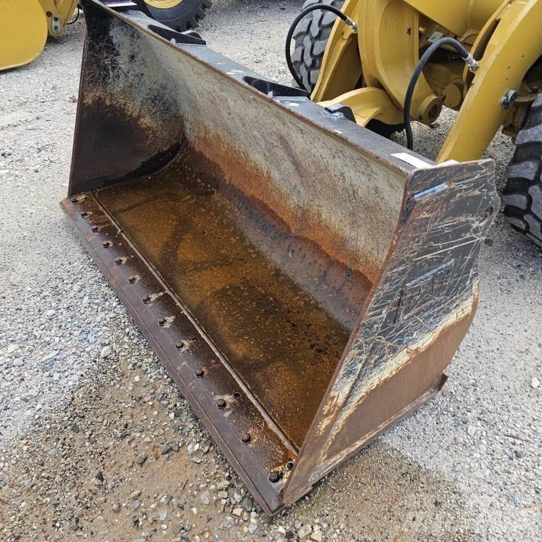 CAT 906M Kolesni nakladalci