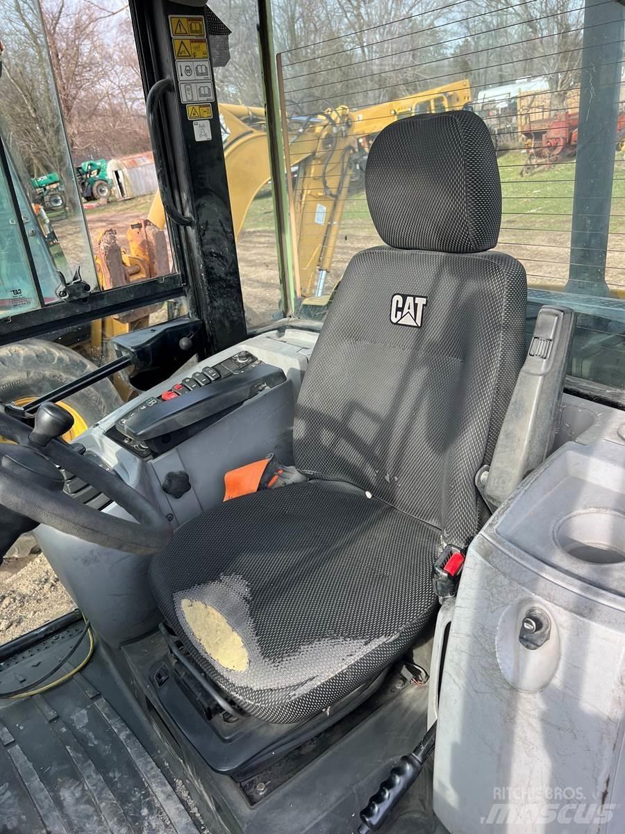 CAT 906M Kolesni nakladalci
