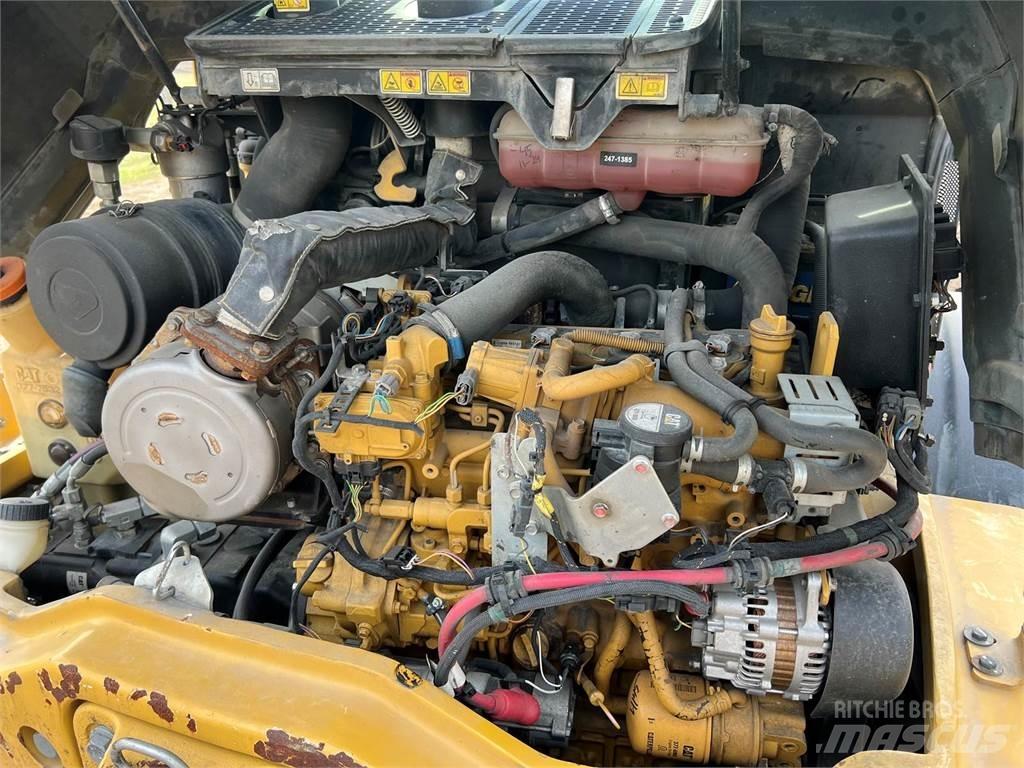 CAT 906M Kolesni nakladalci