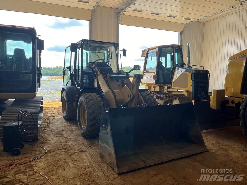 CAT 908M Kolesni nakladalci