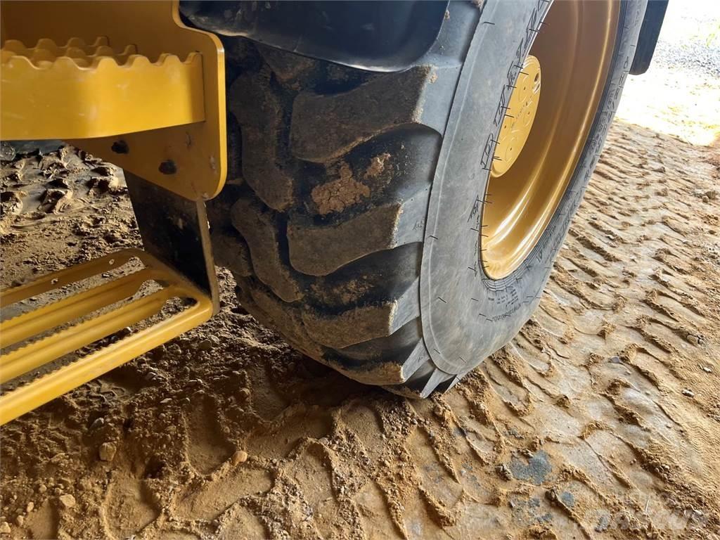 CAT 908M Kolesni nakladalci