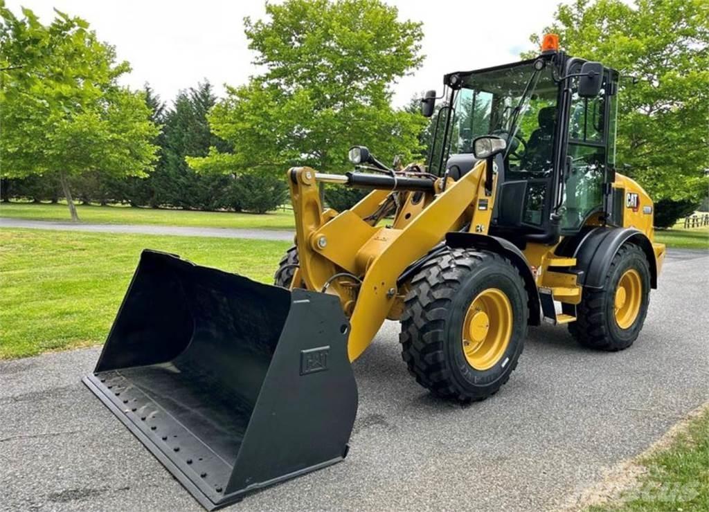 CAT 908M Kolesni nakladalci