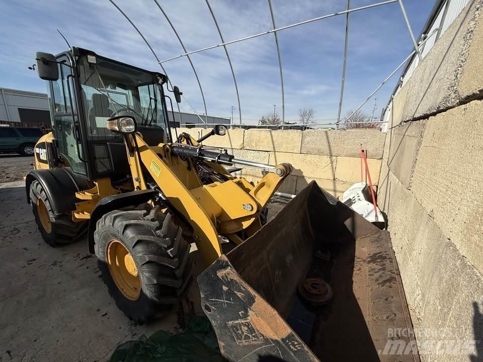 CAT 908M Kolesni nakladalci