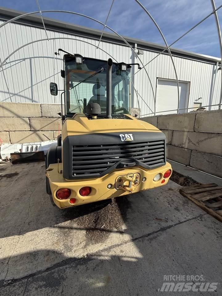 CAT 908M Kolesni nakladalci