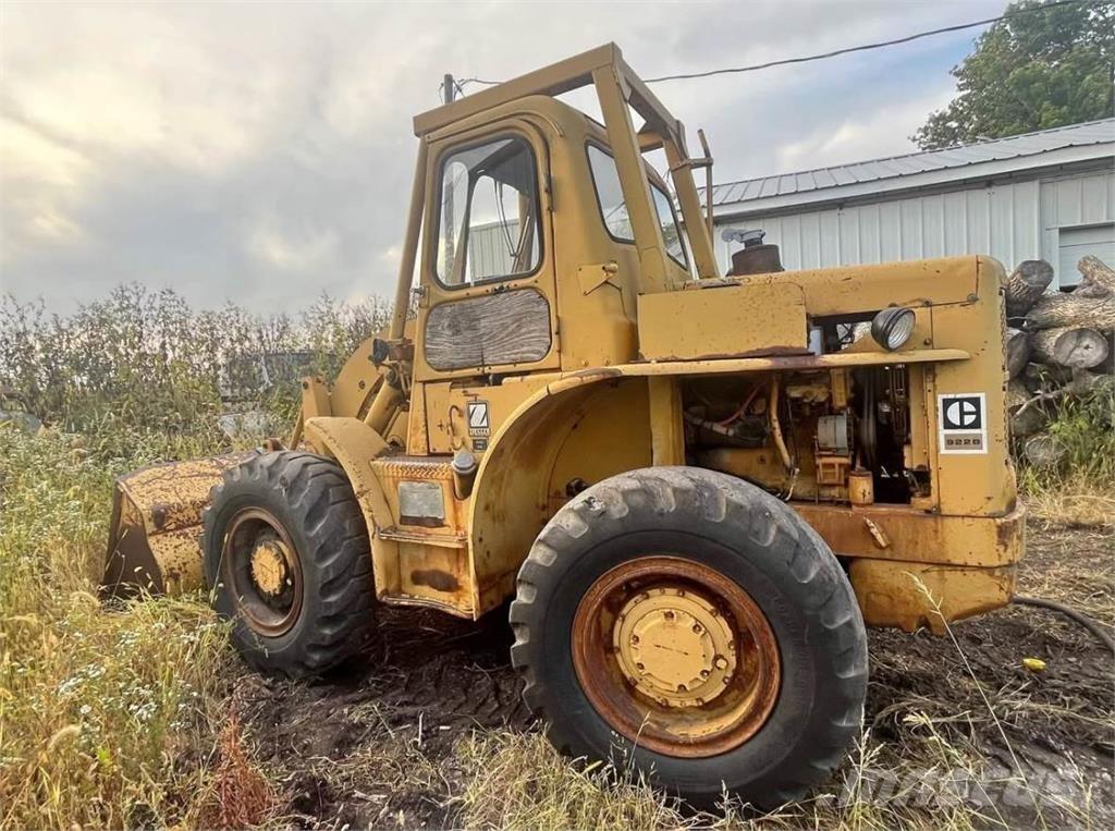 CAT 922B Kolesni nakladalci