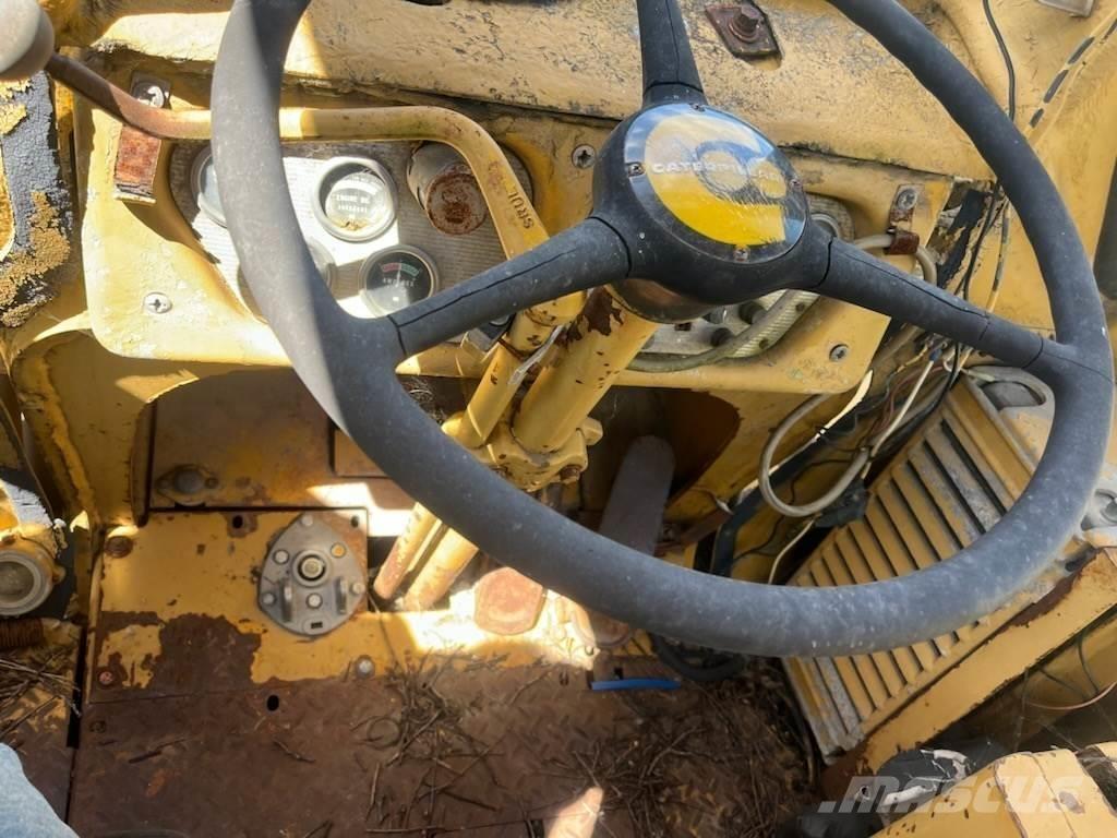 CAT 922B Kolesni nakladalci