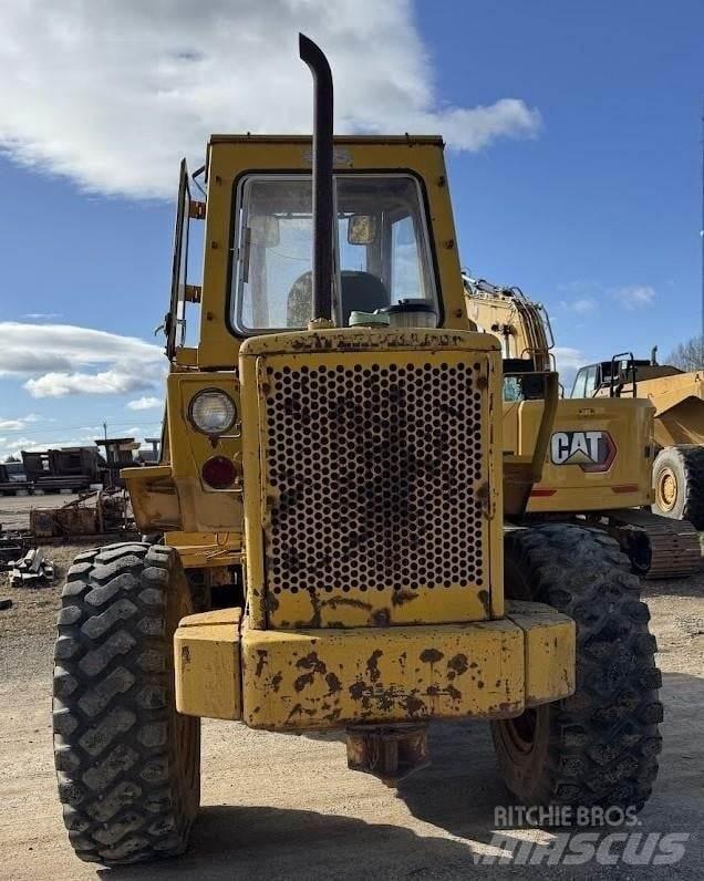 CAT 930 Kolesni nakladalci