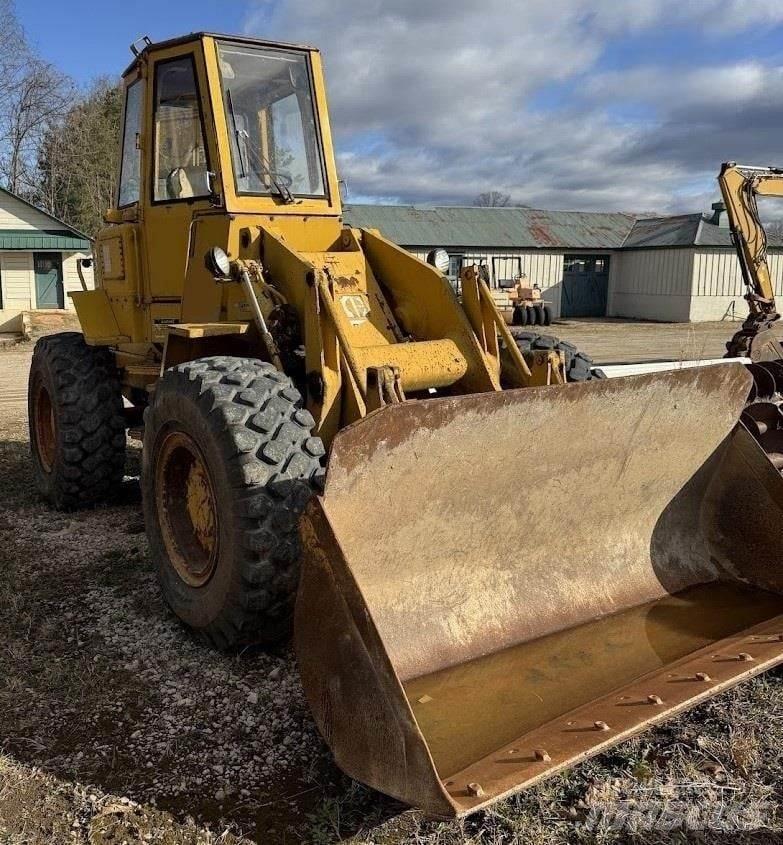 CAT 930 Kolesni nakladalci