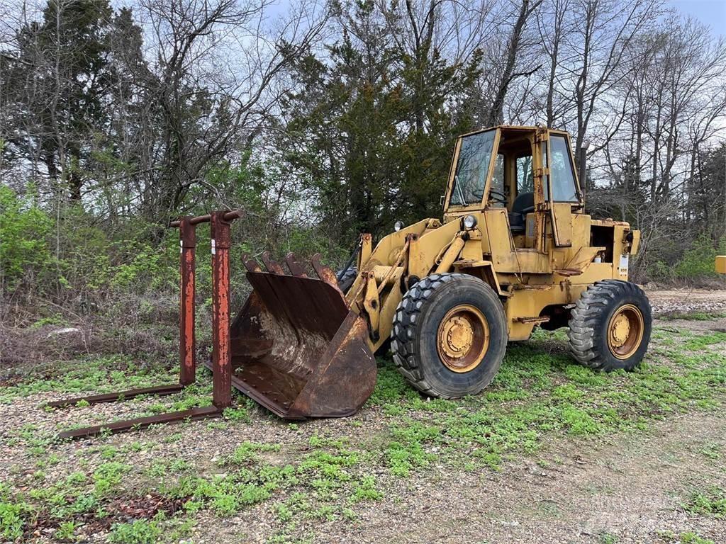 CAT 930 Kolesni nakladalci