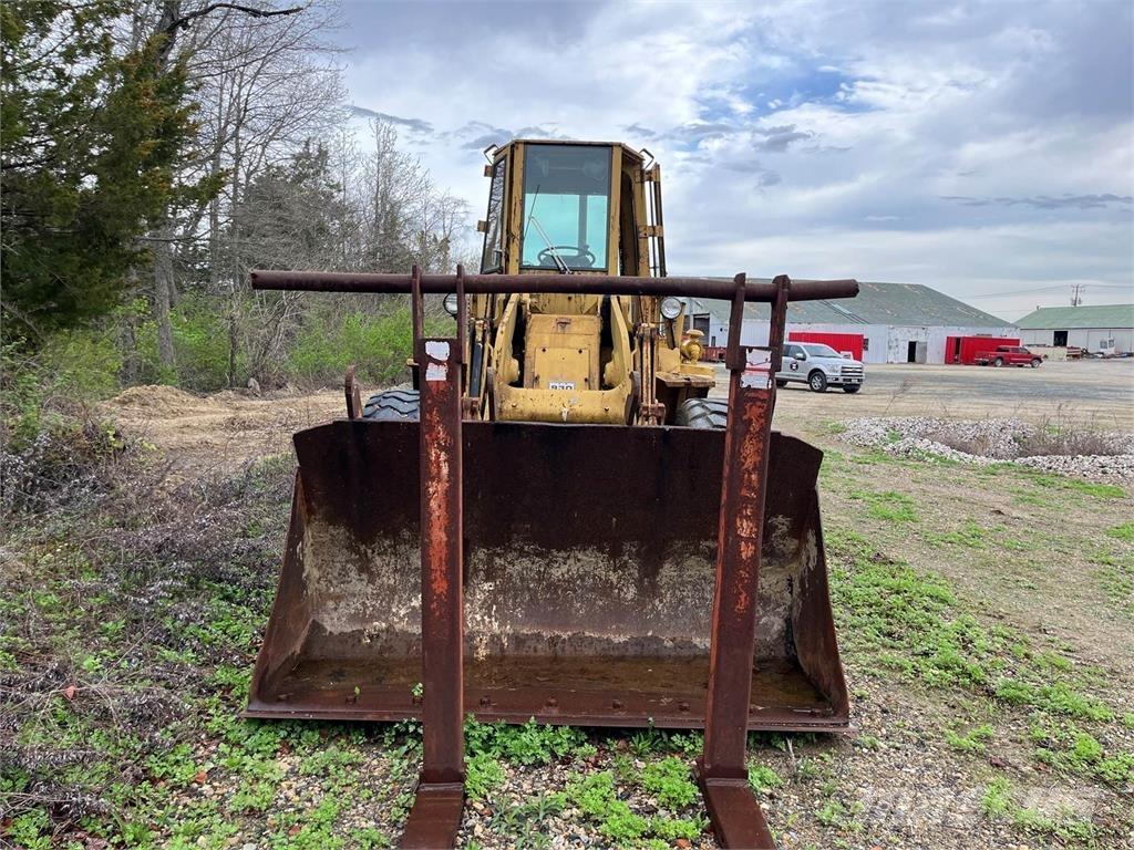 CAT 930 Kolesni nakladalci