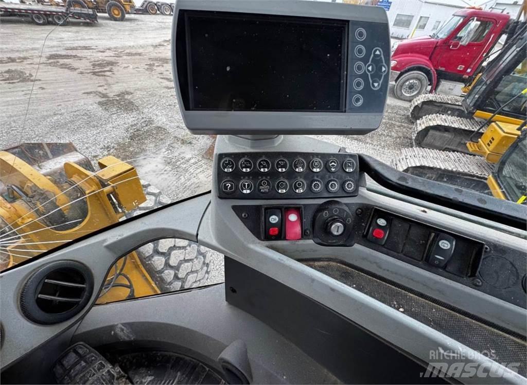 CAT 930K Kolesni nakladalci