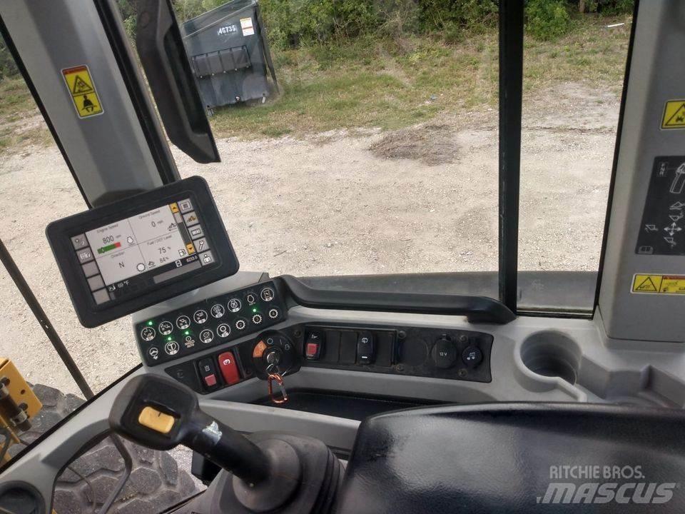 CAT 930M Kolesni nakladalci