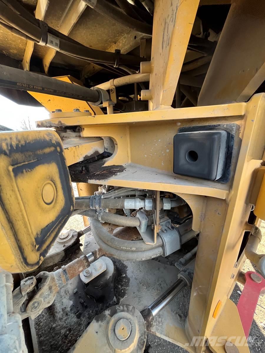 CAT 930M Kolesni nakladalci