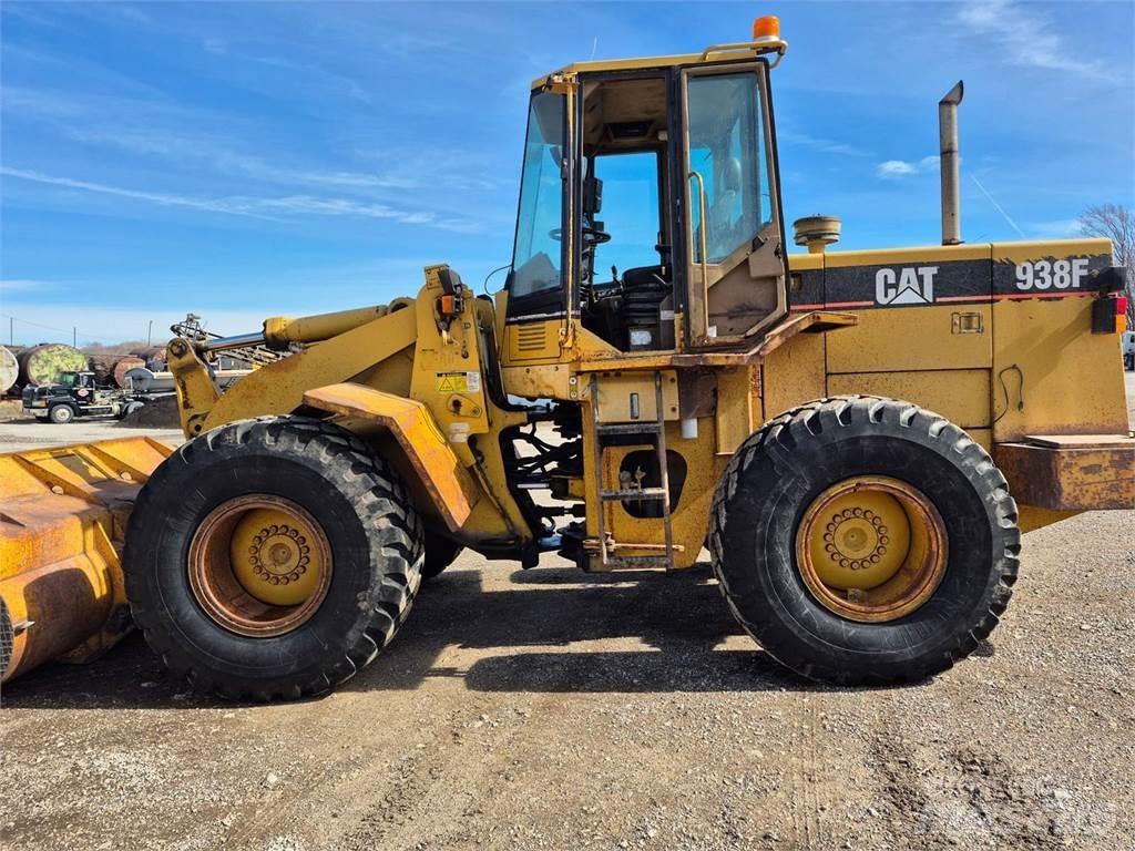 CAT 938F Kolesni nakladalci