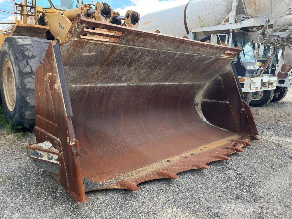 CAT 988B Kolesni nakladalci