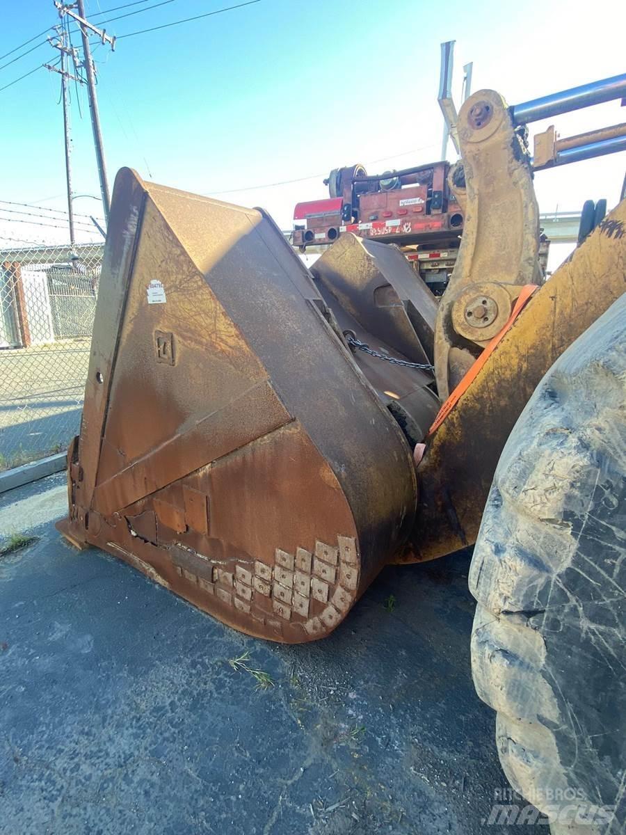 CAT 988F Kolesni nakladalci