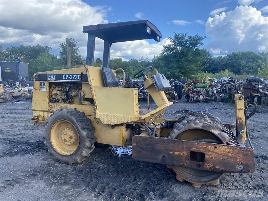CAT CP323C Kompaktorji tal