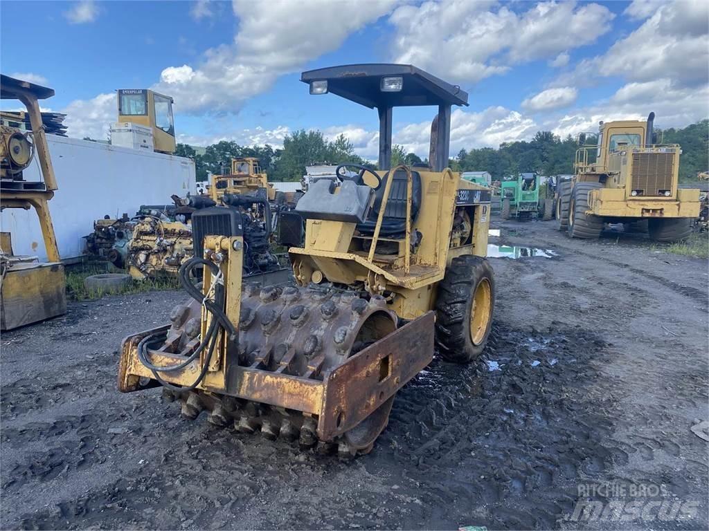 CAT CP323C Kompaktorji tal