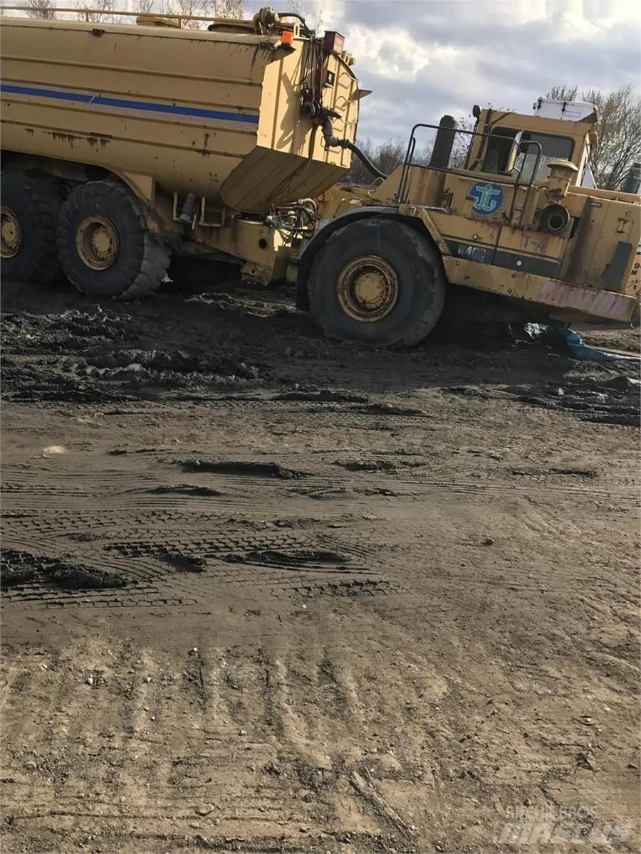 CAT D400 Tovornjaki cisterne