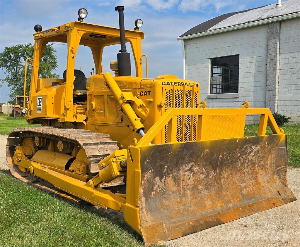 CAT D5B Buldožerji goseničarji