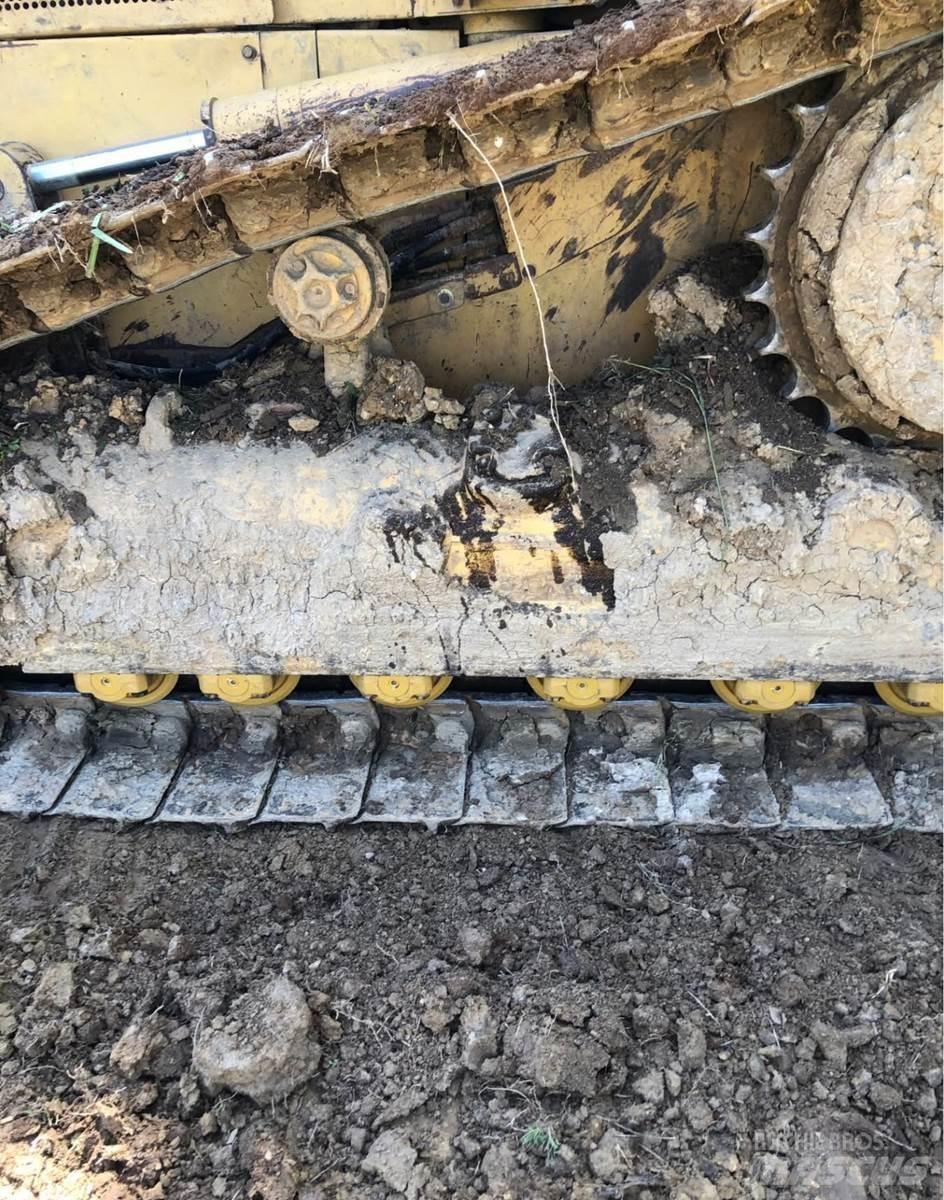 CAT D5M Buldožerji goseničarji